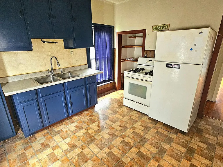 490 Grand St — Photo 9