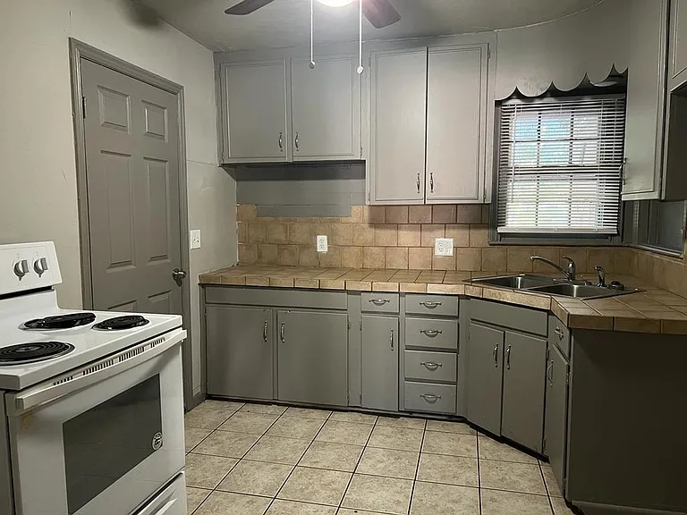 904 N Marshall Dr — Photo 5
