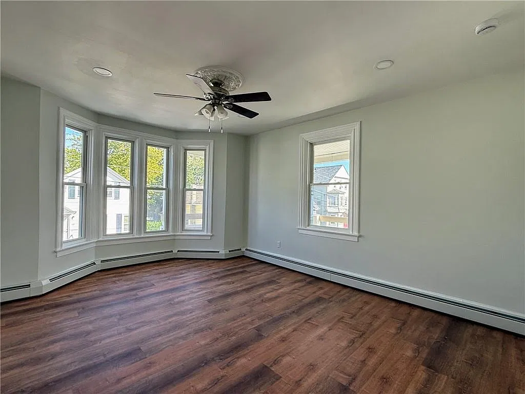 3 bed, 1100 sqft, $2,400 — Photo 2