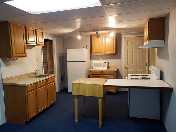 Full kitchen with breakfast bar
