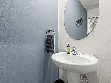 3 bed, 2.5 bath, 1758 sqft, $2,400 — Photo 3