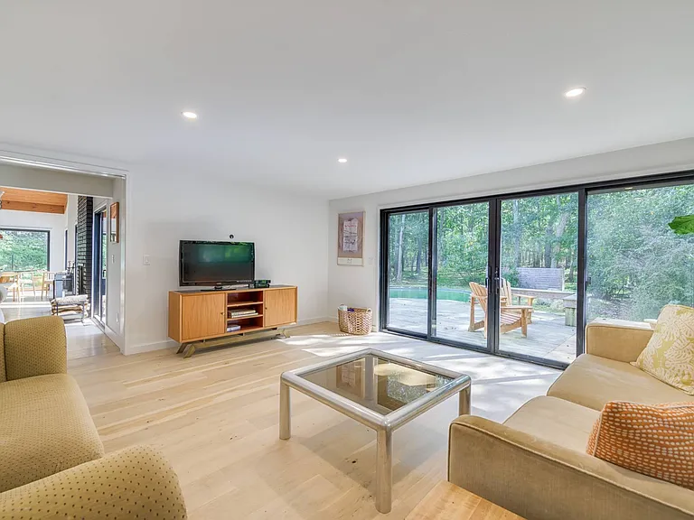 76 Peconic Hills Dr — Photo 6