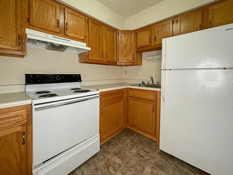 Oak Creek Apartments — Photo 15