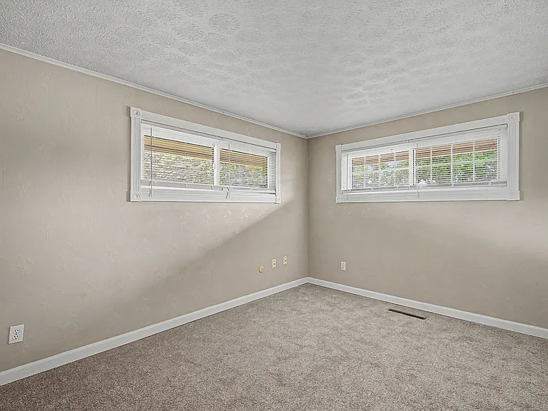4558 Cordell Dr — Photo 6