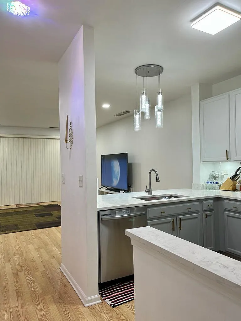 880 Genesee Dr — Photo 1