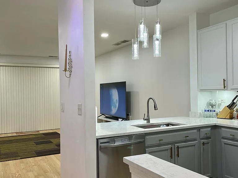880 Genesee Dr — Photo 1