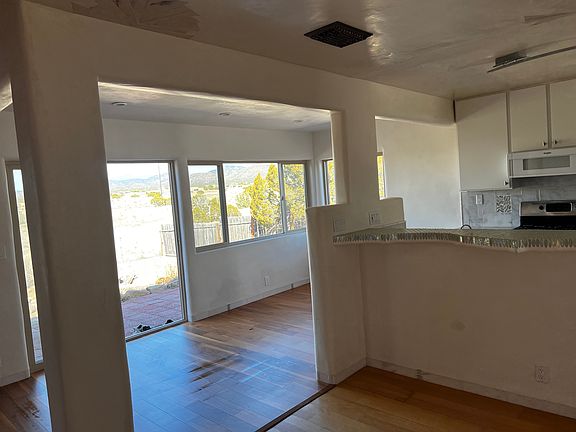 5th image of 10 Lucero Rd