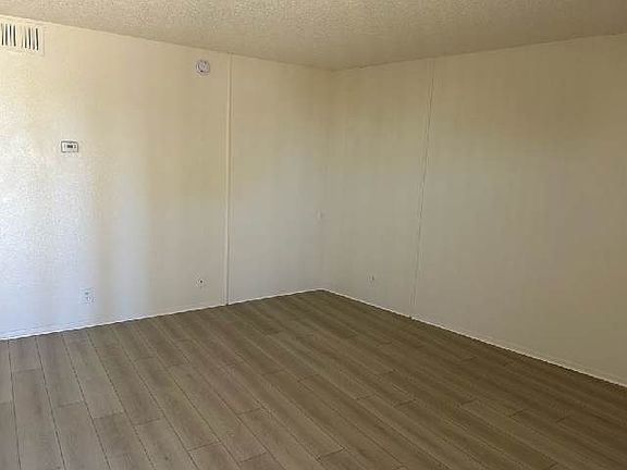 4th image of 522 E Avenue Q5