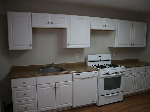 Large Eat In Kitchen with Dishwasher