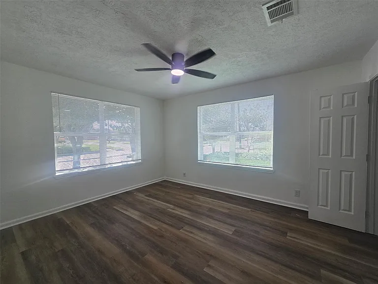 5102 Avenue L — Photo 26