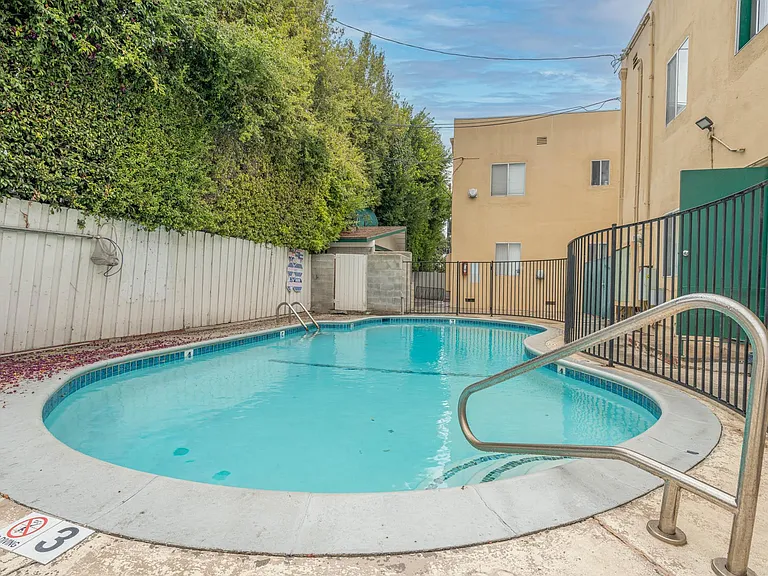 Beverly Blvd Apartments — Photo 20