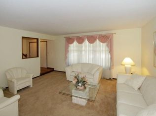 882 N Dovington Ct, Hoffman Estates, IL 60169