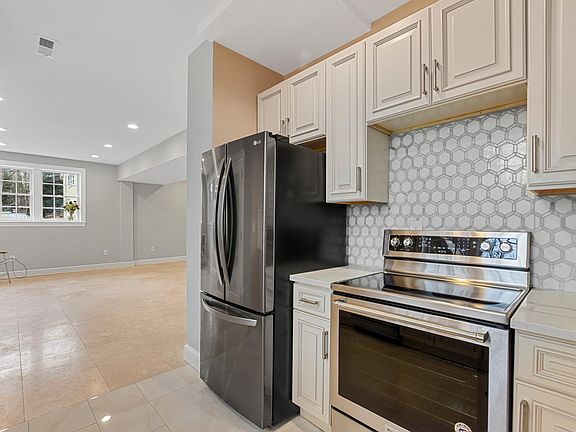5th image of 3 Finch Rd #B