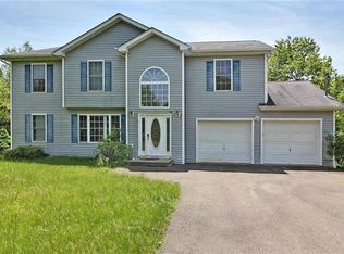 142 Sycamore Ln, Long Pond, PA 18334