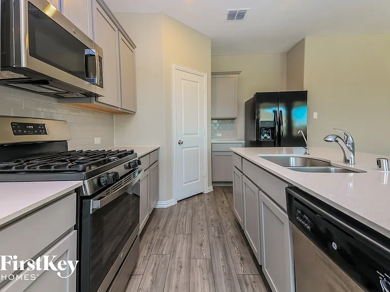 2144 Clarion Dr — Photo 6