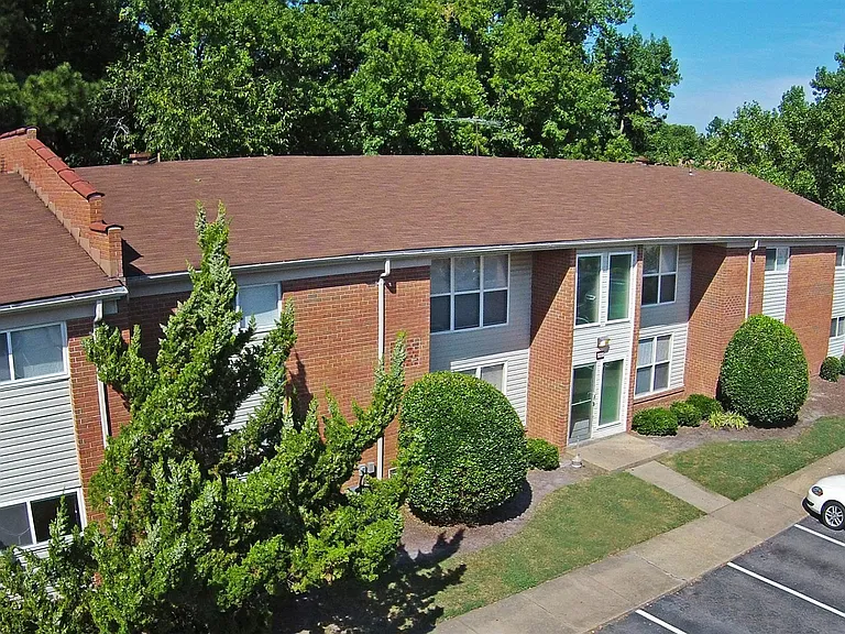 Hodges Manor Apartments — Photo 9