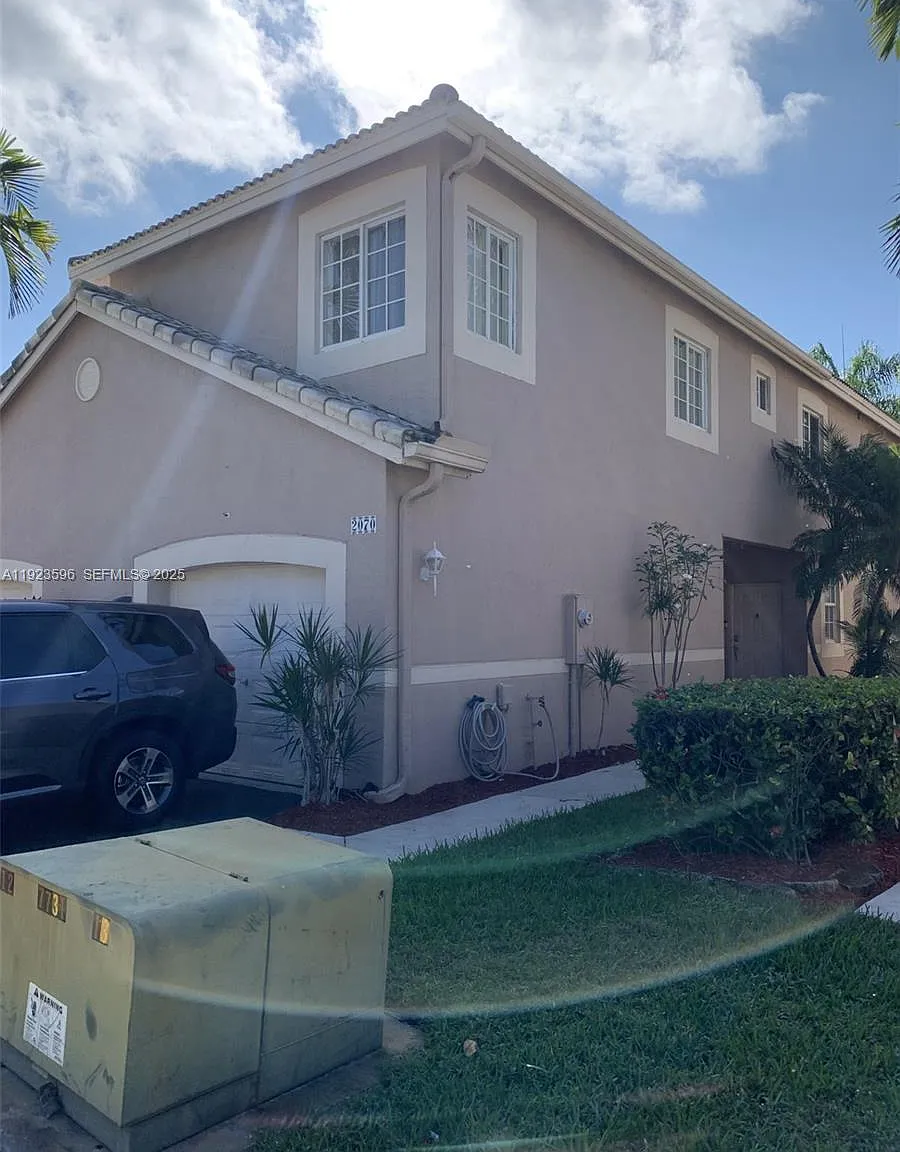 4 bed, 2.5 bath, 1861 sqft, $3,500 — Photo 1