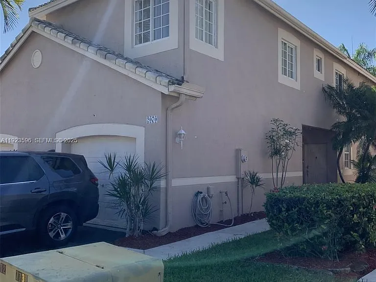 2070 Madeira Dr — Photo 1