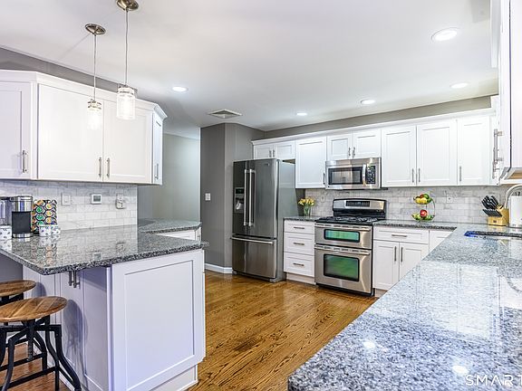 5th image of 36 Bunker Hill Drive
