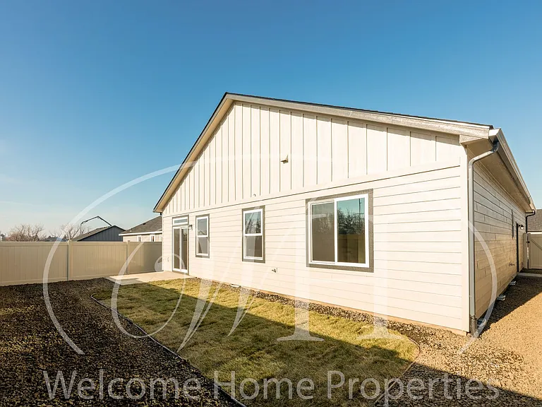 643 Ava St — Photo 30