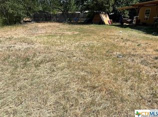 724 E Walnut St, Seguin, TX 78155