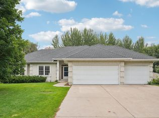 1789 Windsor Dr S, Shakopee, MN 55379