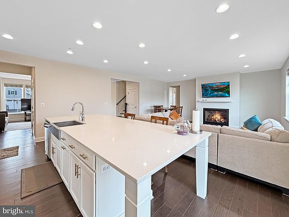 5th image of 221 Red Oak Ridge Pl