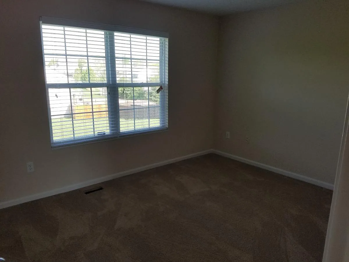 3 bed, 2.5 bath, 1683 sqft, $2,050 — Photo 4