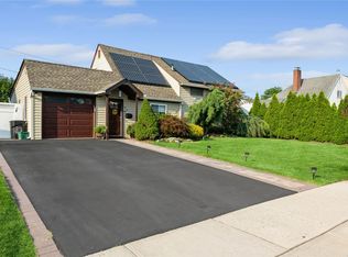 83 Friends Ln, Westbury, NY 11590