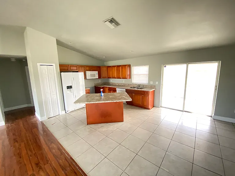 413 NW 16th Pl — Photo 22