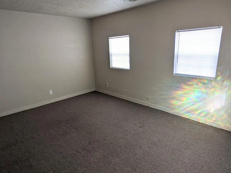 907 N Volutsia Ave — Photo 2