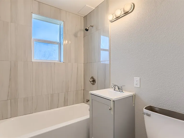 2545 Kenton St #B — Photo 8