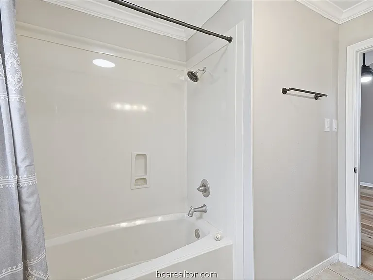 507 Lansing Ct — Photo 13