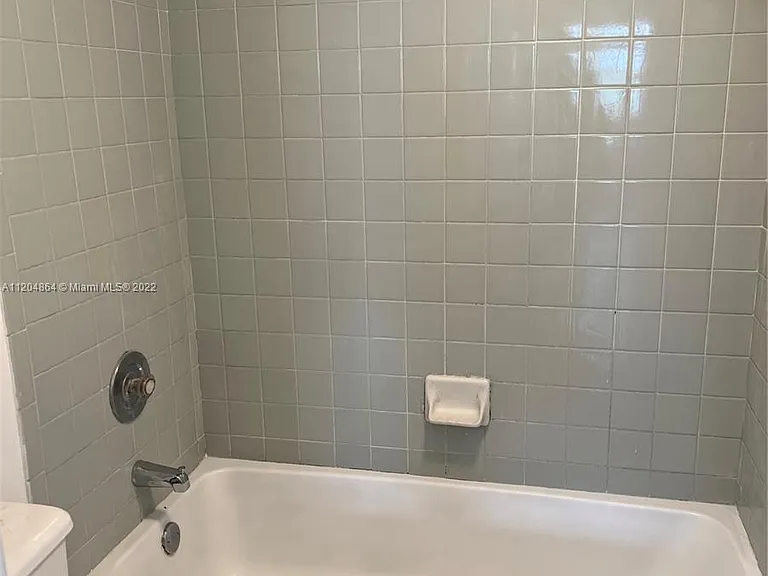 N Oakland Forest Dr — Photo 8