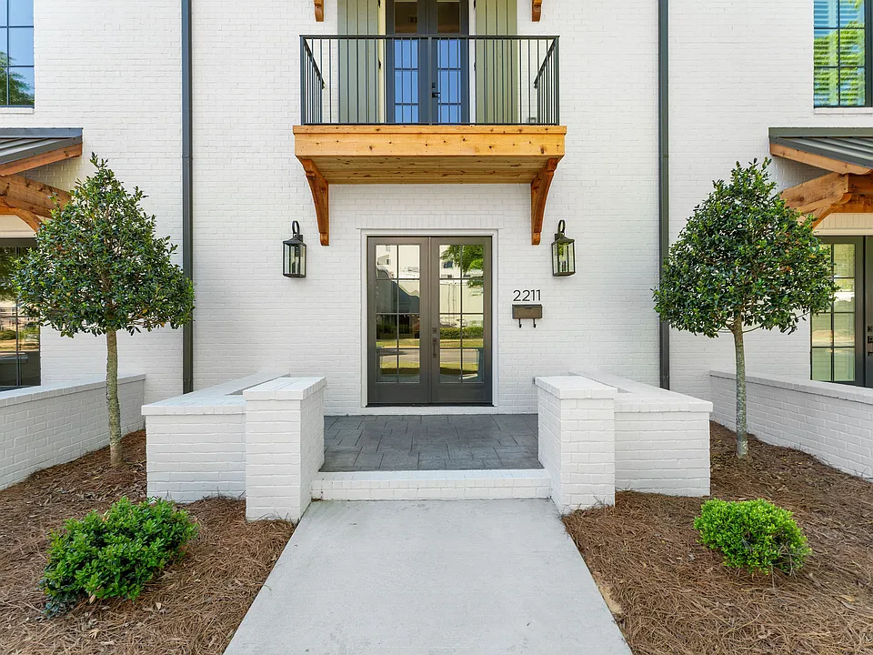 2211 Paul W Bryant Dr