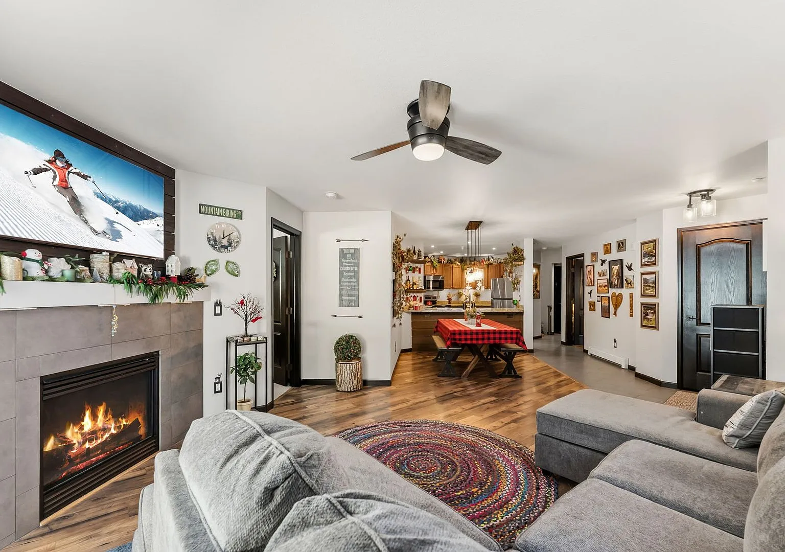 Furnished 2BR/2BA Breckenridge Condo | Garage, Fireplace & Hot Tubs | Available Oct. 1 — Photo 4