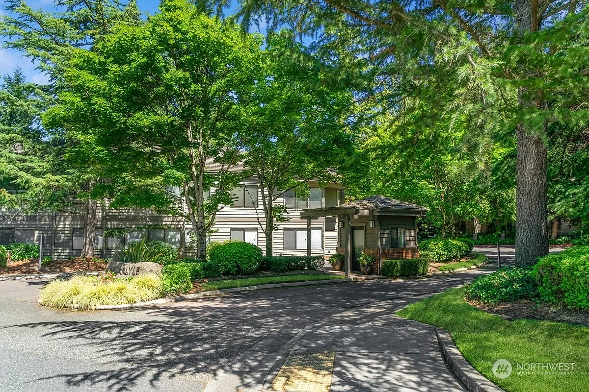1354 Bellevue Way NE #8 photo 1