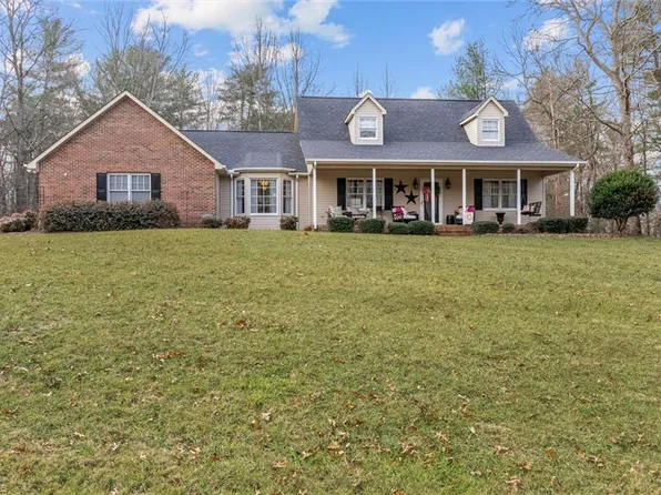 393 Tanglewood Dr, Mount Airy, NC 27030