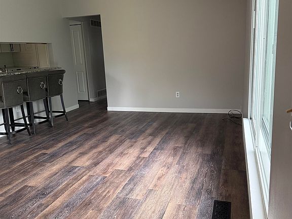 4th image of 1093 Green Meadows Dr