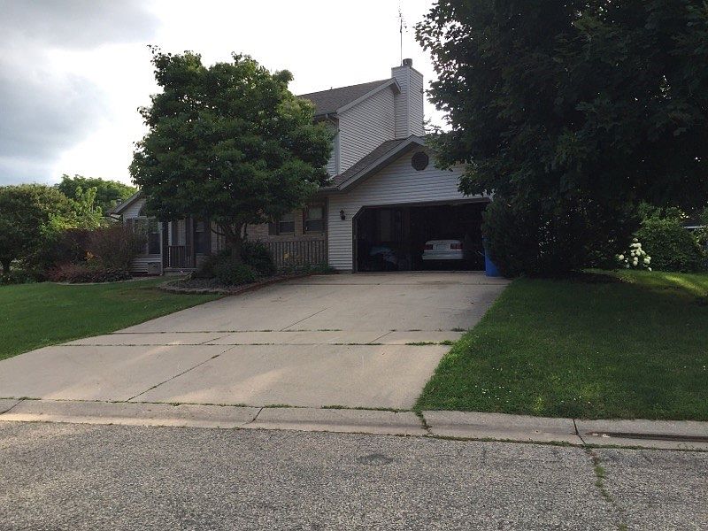 2nd image of 504 Sweetbriar Ln