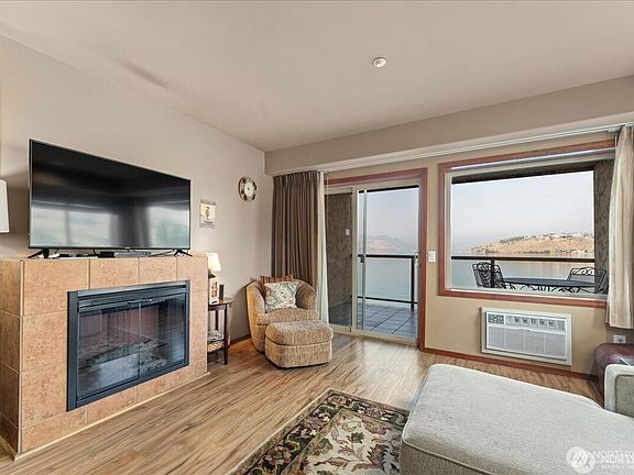 4th image of 322 W Woodin Avenue #528