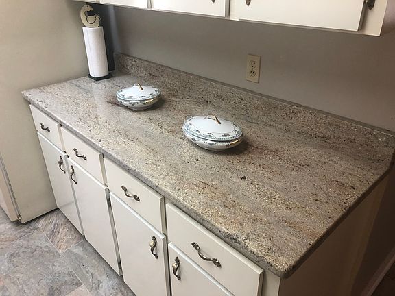 3rd image of 919 E Harvard St