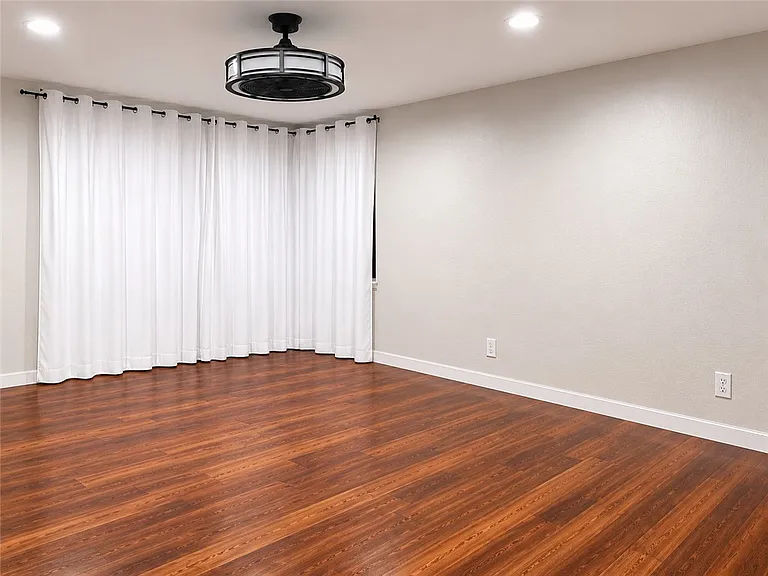 701 Longfellow Dr — Photo 6