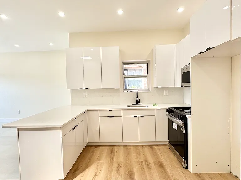 2465 E 1st St #3Y — Photo 1