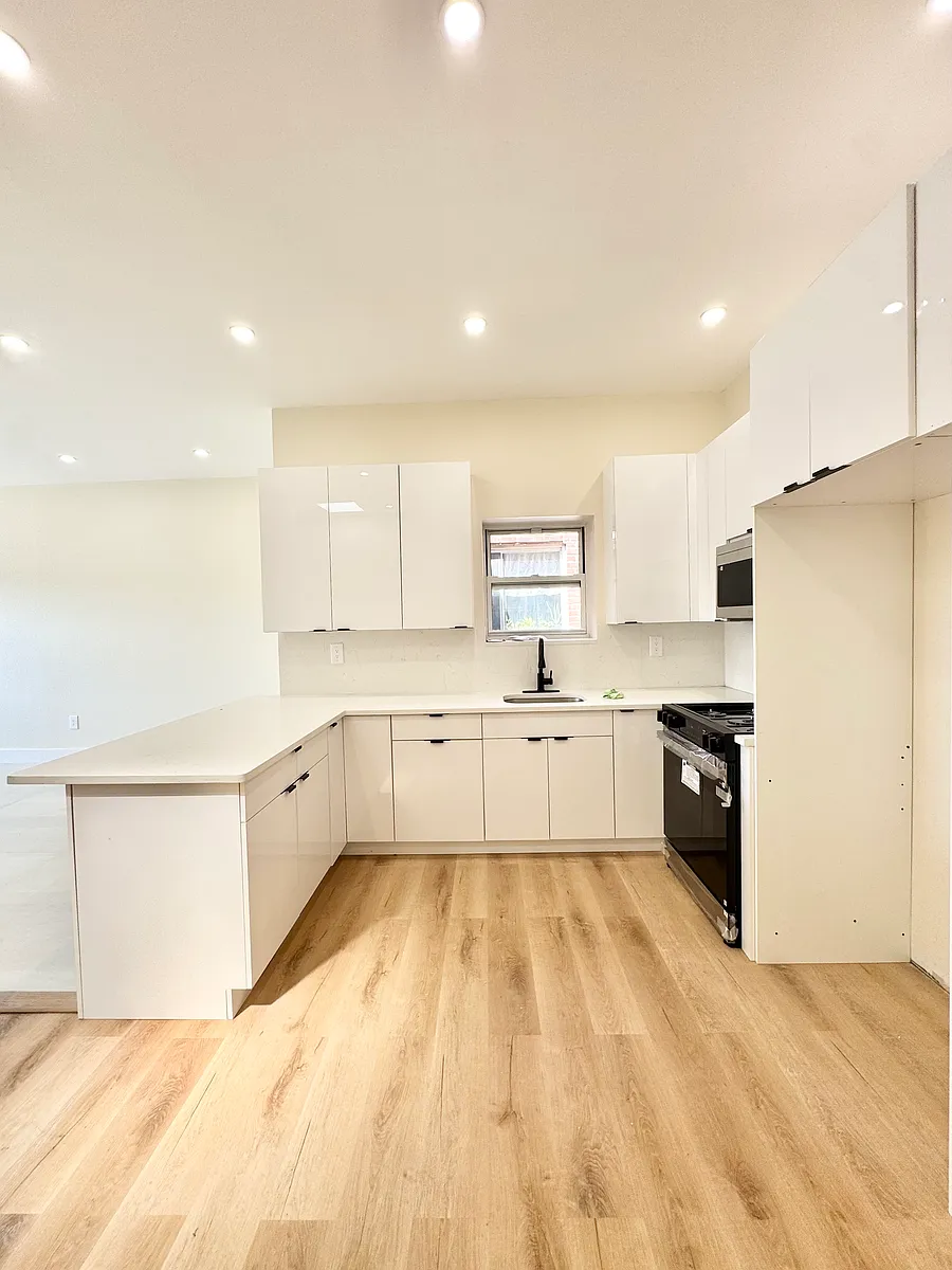 Building Photo - 2465 E 1st St #3G