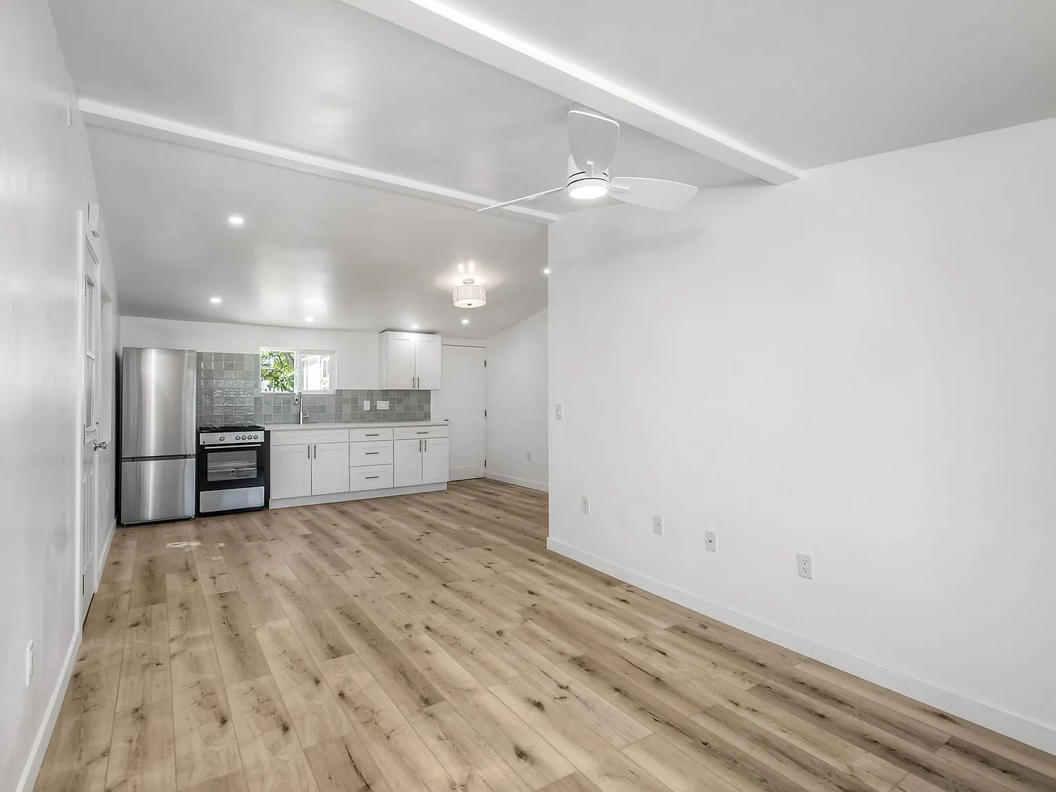 4108 Mission Avenue - A — Photo 2
