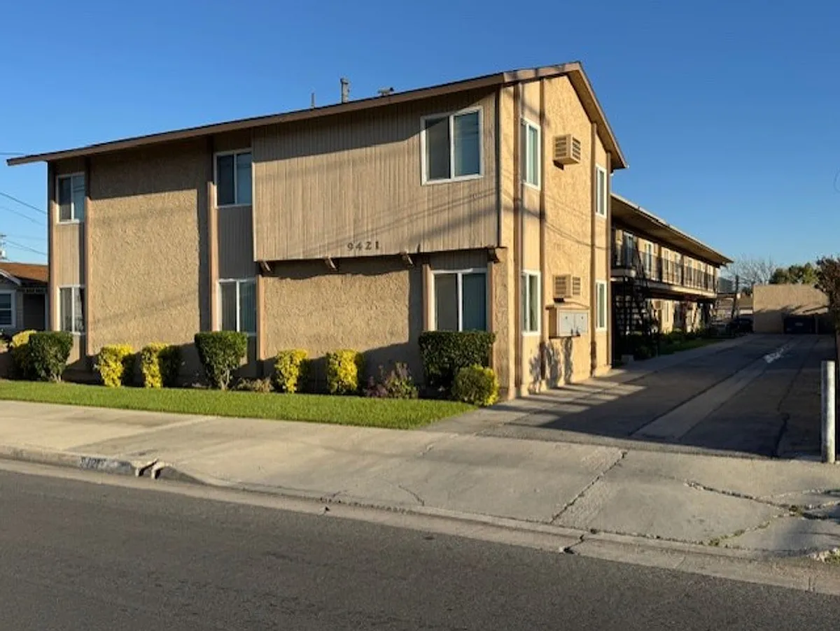 Building Photo - CEDAR 9421