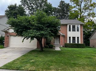 2049 Roundtree, Rochester Hills, MI 48307