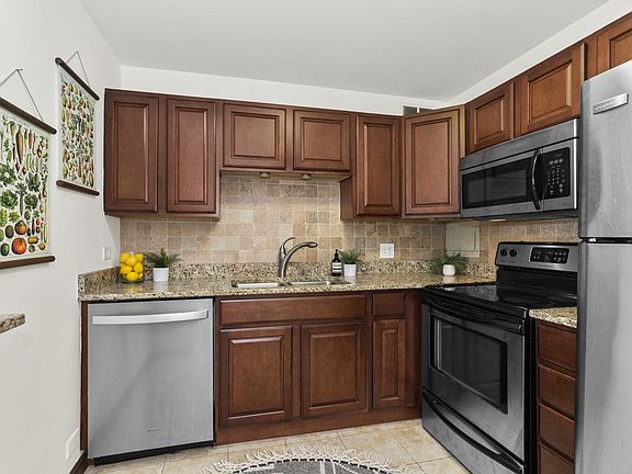 4th image of 555 W Cornelia Ave APT 606