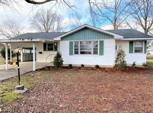 701 Carrie St, Flora, IL 62839